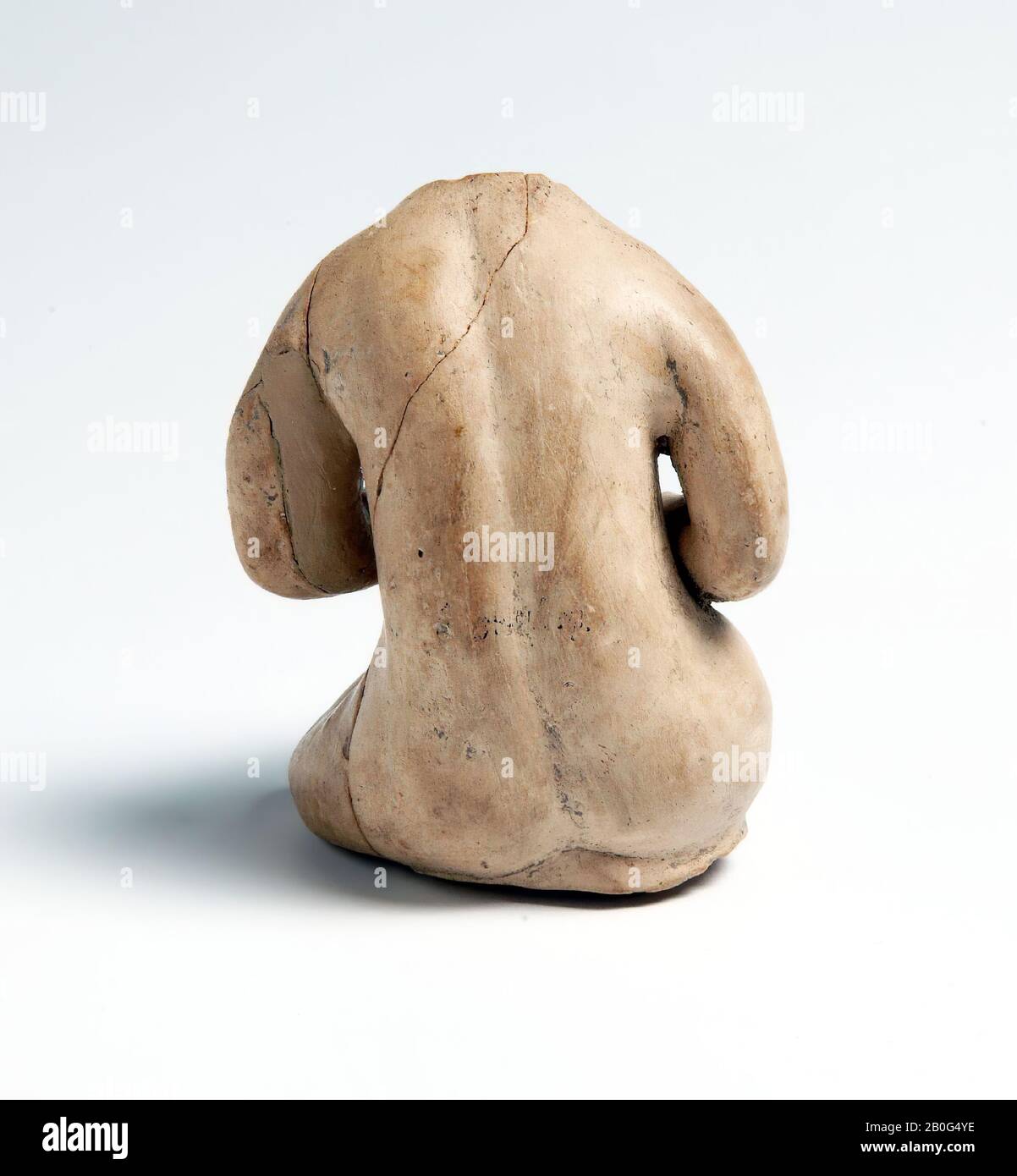 Terracotta figurine of a seated figure who pulls a thorn from the foot. Pedestal with boulder, head and hands are missing. Left foot placed on right thigh. Made in a Central Gallic workshop and dated on the basis of parallels. Figure from 10 to 12 parts 'ante cocturam' put together because of complicated pose. Glueing and complementing the left arm, terracotta, thorn extractor, fragment, pottery, 7,6 x 6,1 x 5,5 cm, roman 70-150, the Netherlands, South Holland, Leidschendam-Voorburg, Voorburg, Arentsburg Stock Photo