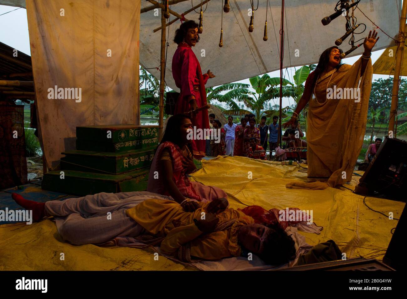 Folk performance stage hi-res stock photography and images - Alamy