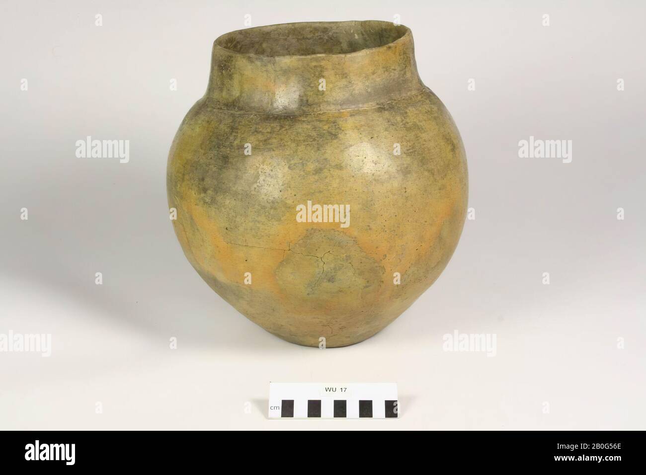 Brown urn of earthenware with a wide, inwardly sloping edge. Cracked and repaired: various bondings, some surface cracks, urn, earthenware, h: 27 cm, diam: 25.5 cm, prehistory -800 Stock Photo