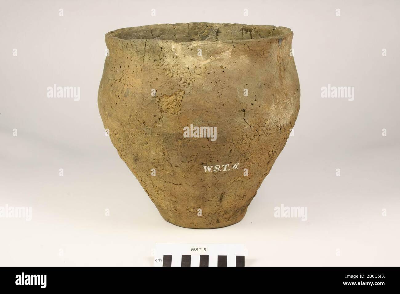 Germanic cartel rimurn of pottery. Old bonding, cracks, surface cracks, surface damage. Contains cremated residues, urn, earthenware, h: 24.4 cm, diam: 25 cm, prehistory -800 Stock Photo