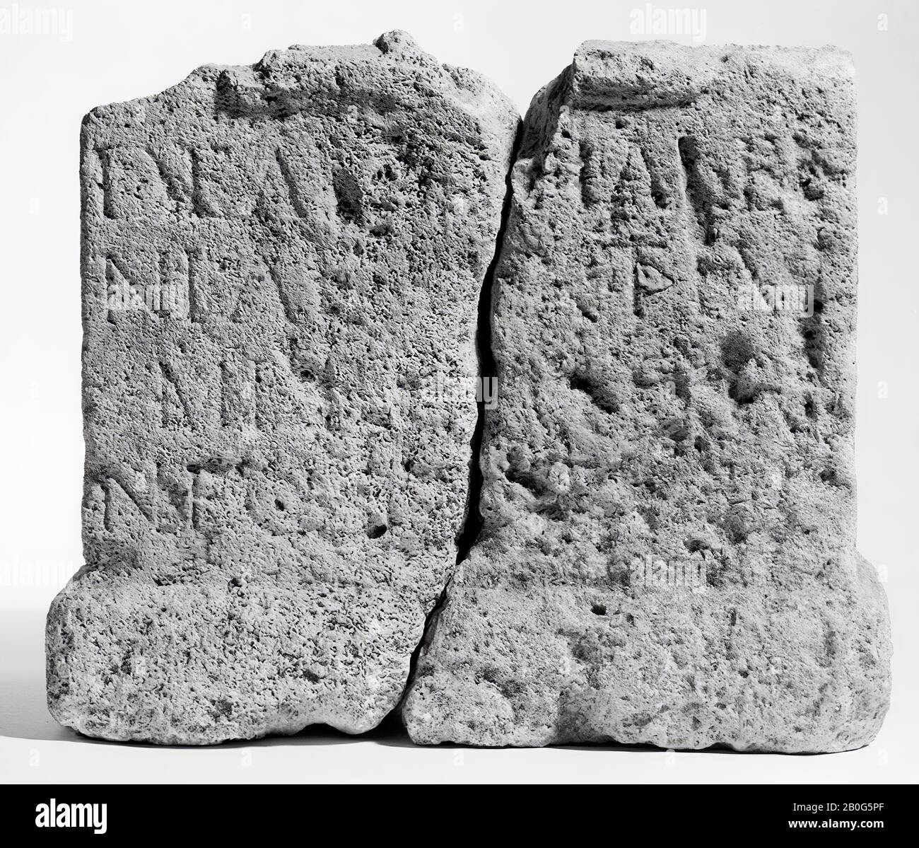 Left lower part of an altar with niche. Limestone. The altar is broken off just above the list that runs above the inscription. On the left, the lower part of a curved cornucopiae with a round button on the tip and curiously engraved ornamentation, is engraved on the left. The altar is, also at the rear, with a plinth, altar, fragment, stone, limestone, 30 x 17.5 x 16 cm, Roman 150-250, the Netherlands, Zeeland, Noord-Beveland, Colijnsplaat, Oosterschelde Stock Photo