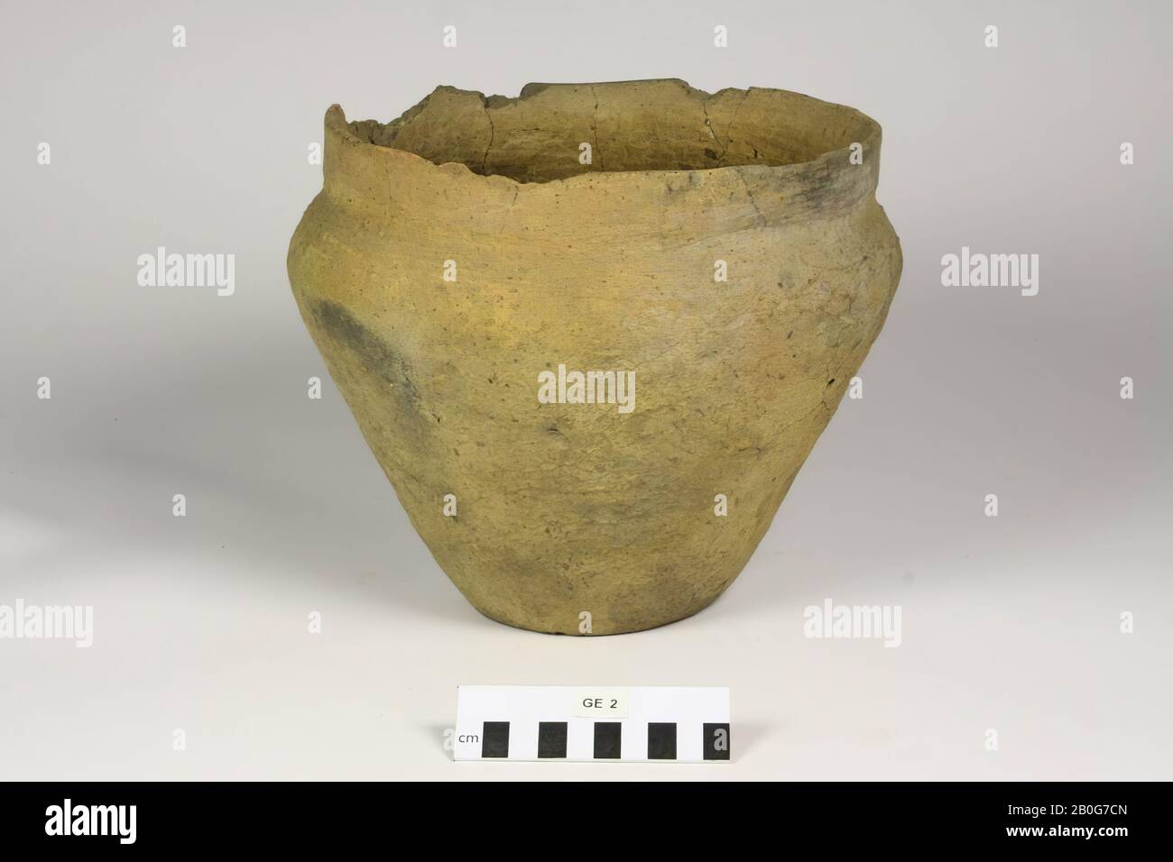 Urn of indefinite brown color, baked out of hand and fragile in nature, and the clay from which it is formed is mixed with pebbles. The content consisted of burnt bones of an adult person. Additions to the edge, parts of the edge are missing, various cracks in the edge, urn, earthenware, h: 20.8 cm, diam: 25.3 cm, Netherlands, Gelderland, Lochem, Gorssel Stock Photo