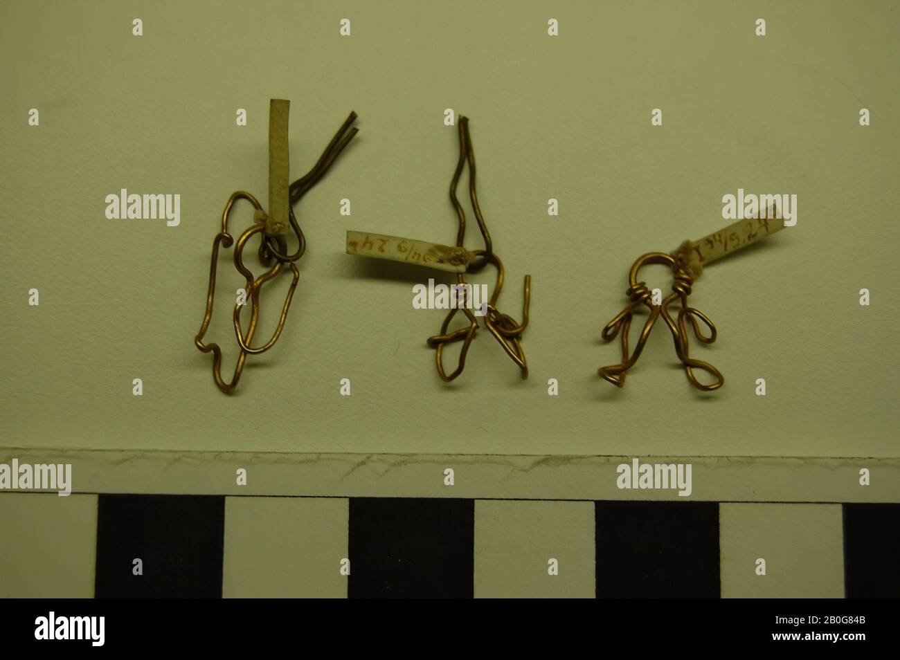 bent gold-wire link, link, pendant, gold, 1.7 cm x 1.6 cm, 100 Stock Photo