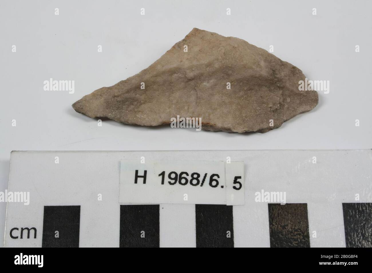 Small, pointed piece of white quartzite, unworked., Fragment, stone, quartzite, 7,2 x 3,1 x 1,6 cm, prehistory, South Africa Stock Photo