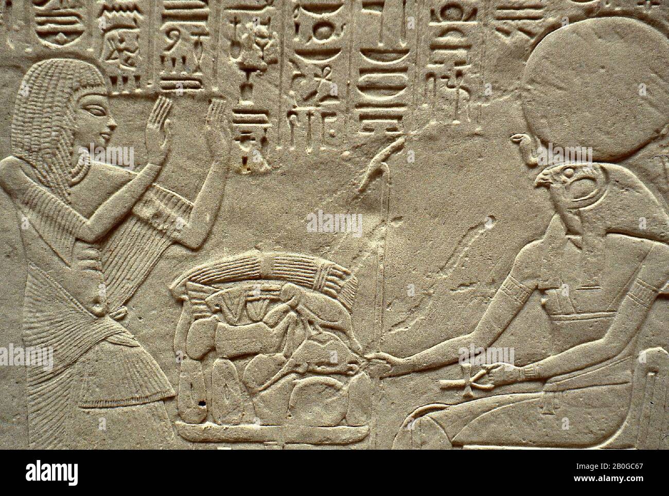 Disoeemib, round arch, stele, limestone, 57 x 36 cm, New Kingdom, 19th Dynasty, EgyptDescription of the Egyptian collection, VI, 24, Pl.IX, B.G. Ockinga, JEA 91 (2005), 87 n. 18 Stock Photo