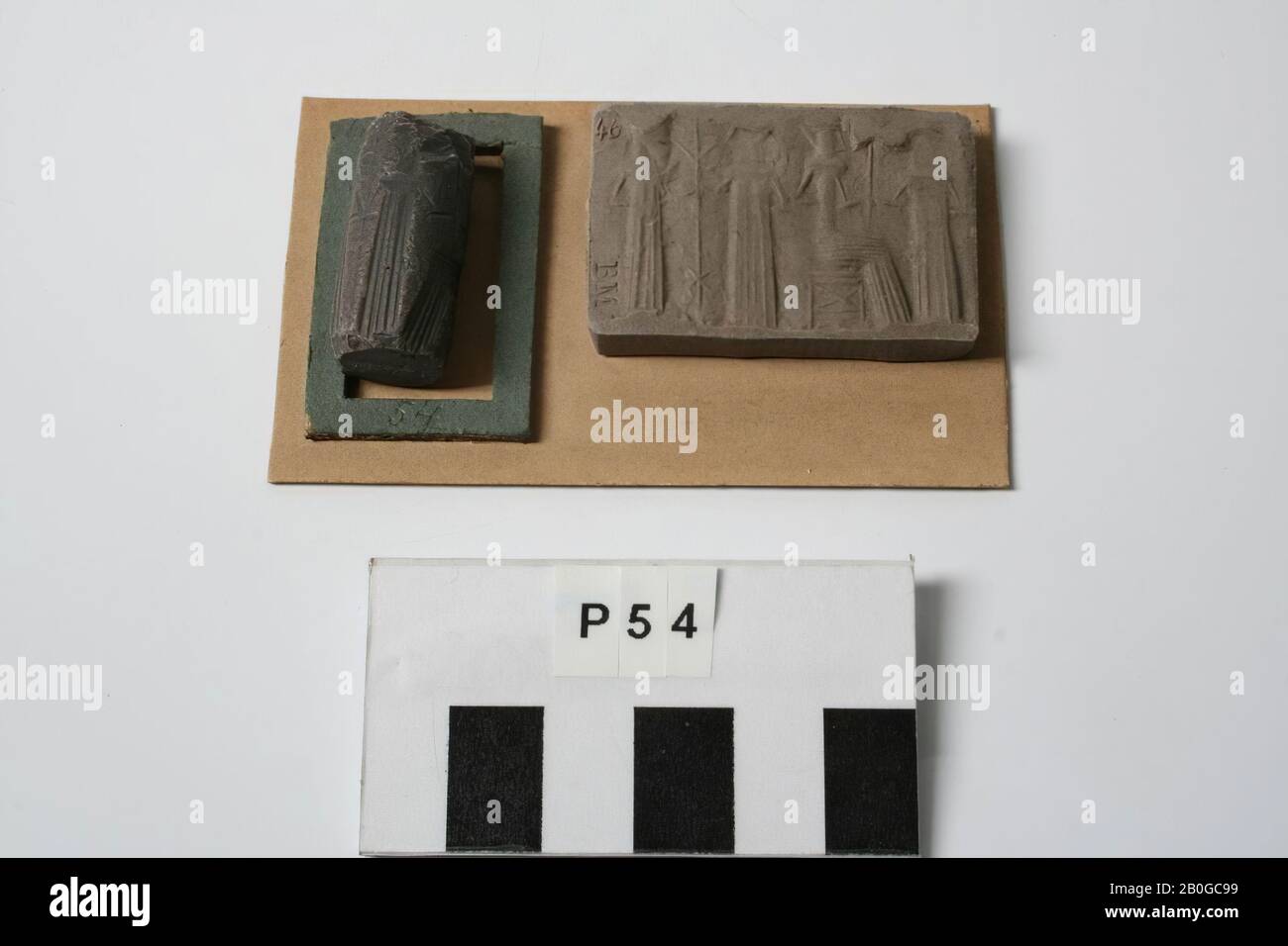 Sulfur casting and imprint of a Persian cylinder stamp from the British Museum., Casting, impression, cylinder stamp, sulfur, 3 x 4,5 x 0,5 cm, cardboard: 5 x 8,4 cm Stock Photo