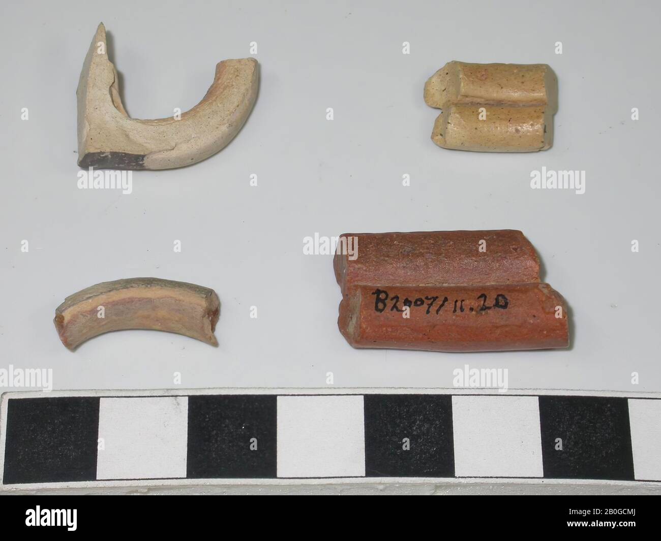 4 fragments of ears of pitchers. All have been part of ears with more than one strip of clay next to each other. 3 fragments are of white clay (of which 2 with black decoration) and 1 fragment of red clay., Crockery, earthenware, largest: L 2.7 cm., Smallest: L1.4 cm, B 1.1 cm., Late Bronze Age? 1600-1200 BC, Saudi Arabia Stock Photo