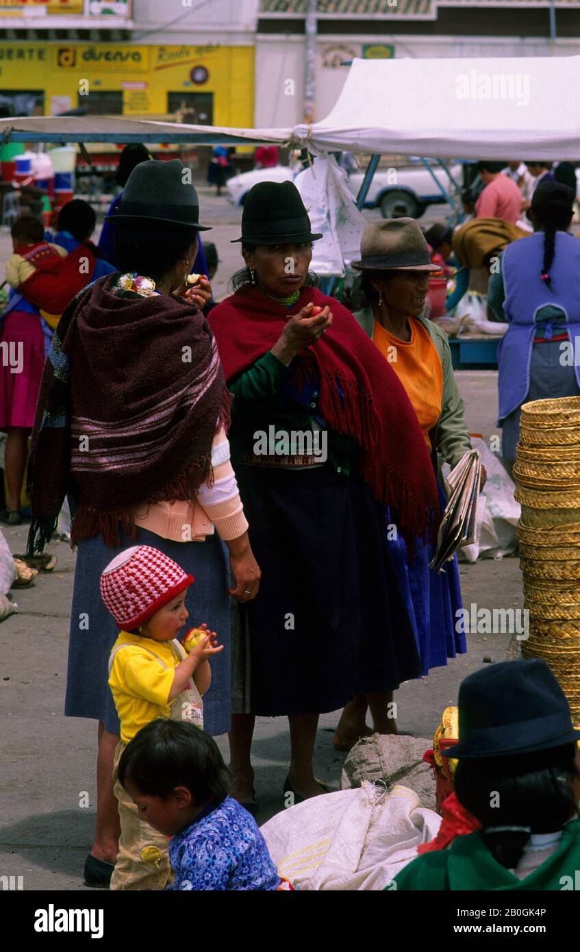 ECUADOR, HIGHLANDS, PUJILI, LOCAL INDIAN MARKET, LOCAL WOMEN Stock Photo