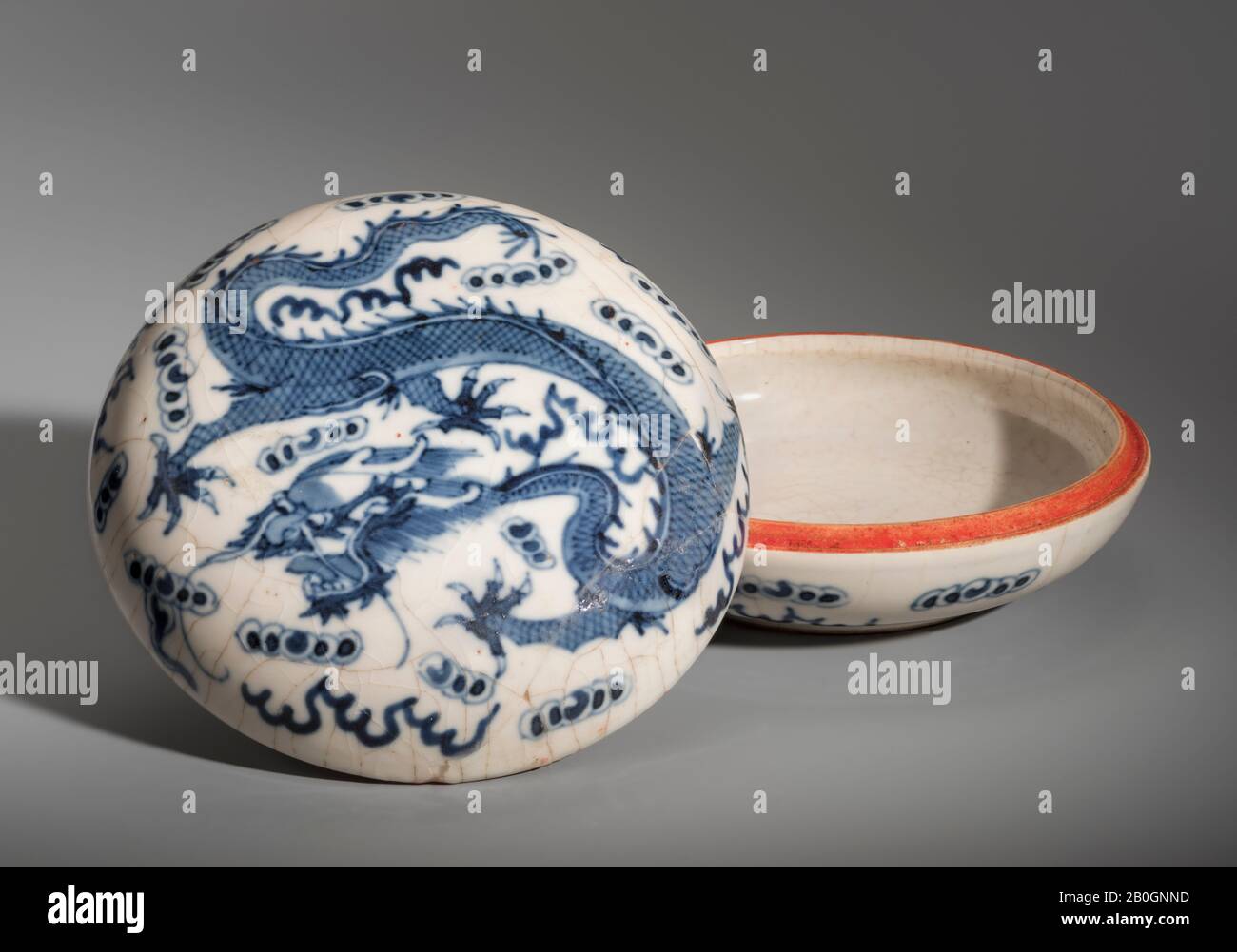 Chien Lung, Rouge box, 1736–96, Soft-paste porcelain, Height: 1 1/2 in.  (3.8 cm Stock Photo - Alamy