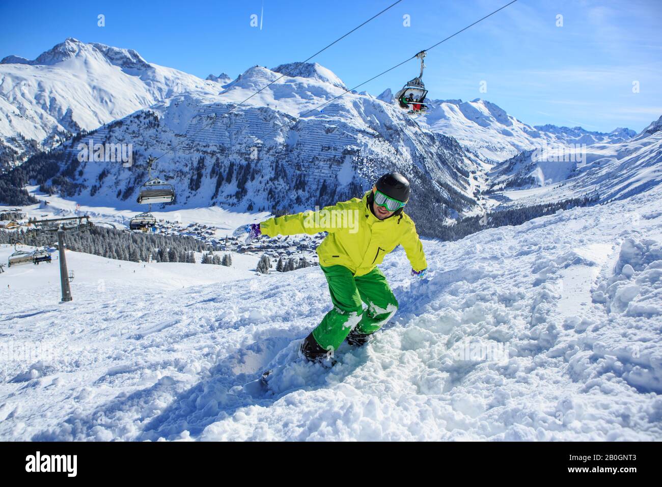 a-snowboarder-on-the-piste-in-alps-in-austria-stock-photo-alamy