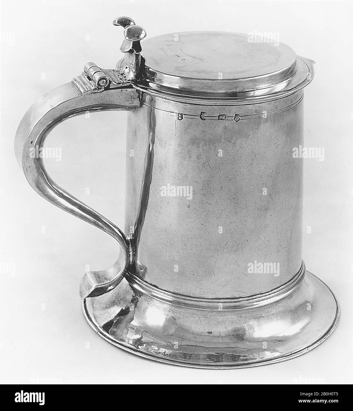 Maker's mark orb and star with annulets, English, Tankard, 1649/50, Silver, 7 15/16 x 8 1/2 x 6 3/4 in. (20.2 x 21.6 x 17.1 cm Stock Photo