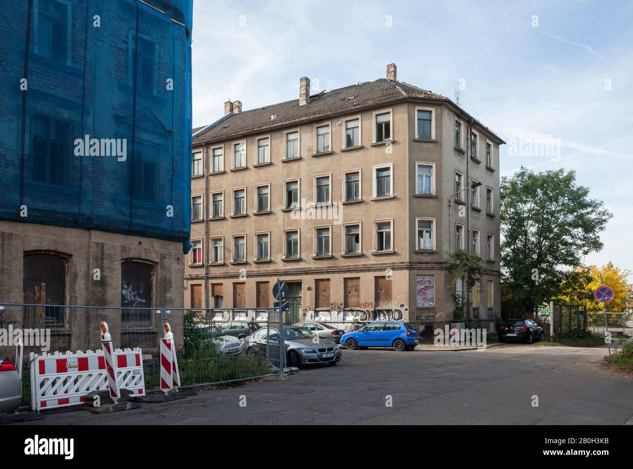 06.10.2018, Leipzig, Saxony, Germany - Run-down old buildings in Ruststrasse at the corner of Eythraer Strasse in Leipzig-Plagwitz. 00P181006D105CAROE Stock Photo