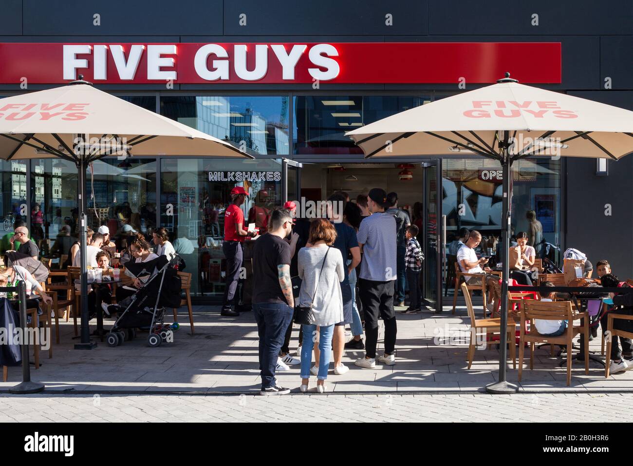 14.10.2018, Berlin, Berlin, Germany - Restaurant Five Guys at the newly opened Mercedes-Platz in Berlin-Friedrichshain. 00P181014D016CAROEX.JPG [MODEL Stock Photo