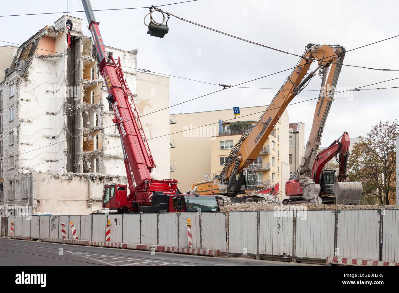 28.10.2018, Berlin, Berlin, Germany - Demolition of a retirement home in Rosenthaler Strasse in Berlin-Mitte. 00P181028D061CAROEX.JPG [MODEL RELEASE: Stock Photo