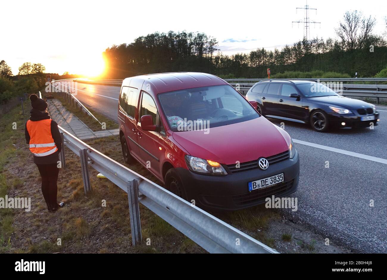 04.05.2019, Hamburg, Hamburg, Germany - Woman standing behind the crash barrier in a car breakdown on the A24. 00S190504D676CAROEX.JPG [MODEL RELEASE: Stock Photo