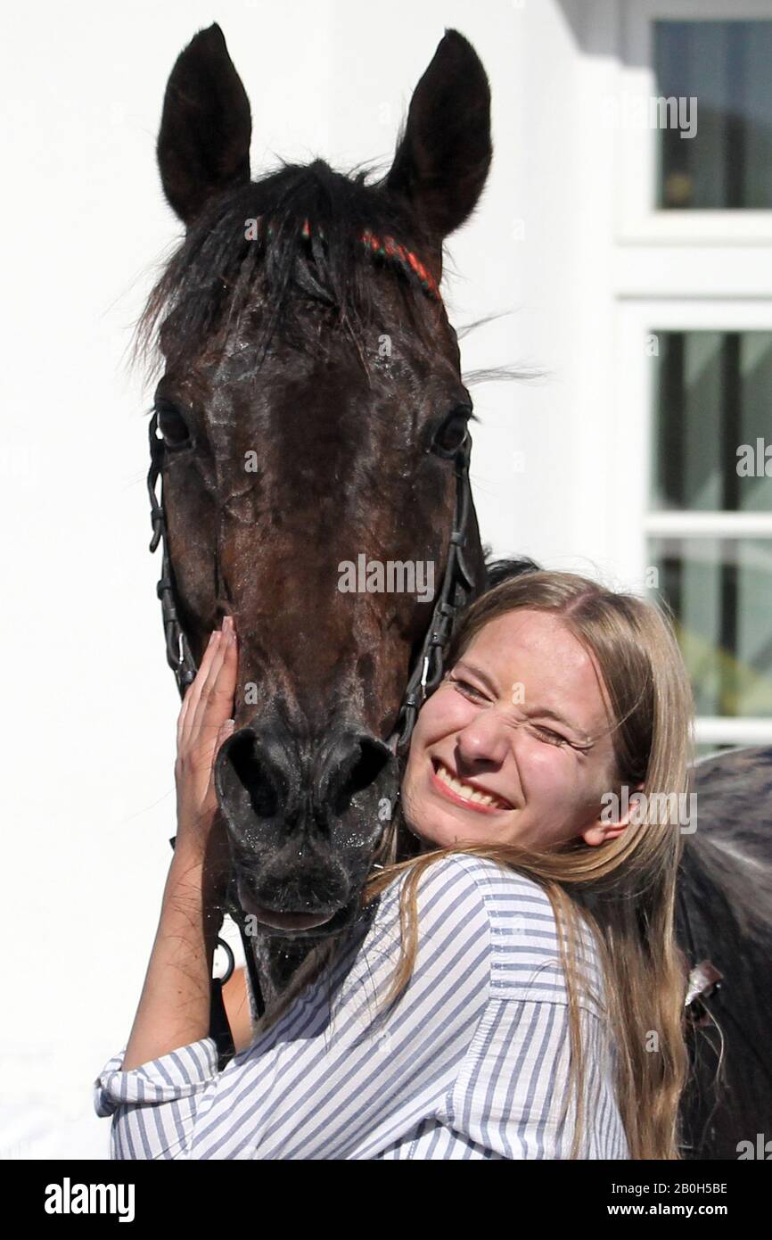 29.06.2019, Hamburg, Hamburg, Germany - Girl cuddles up with a horse. 00S190629D375CAROEX.JPG [MODEL RELEASE: NO, PROPERTY RELEASE: NO (c) caro images Stock Photo