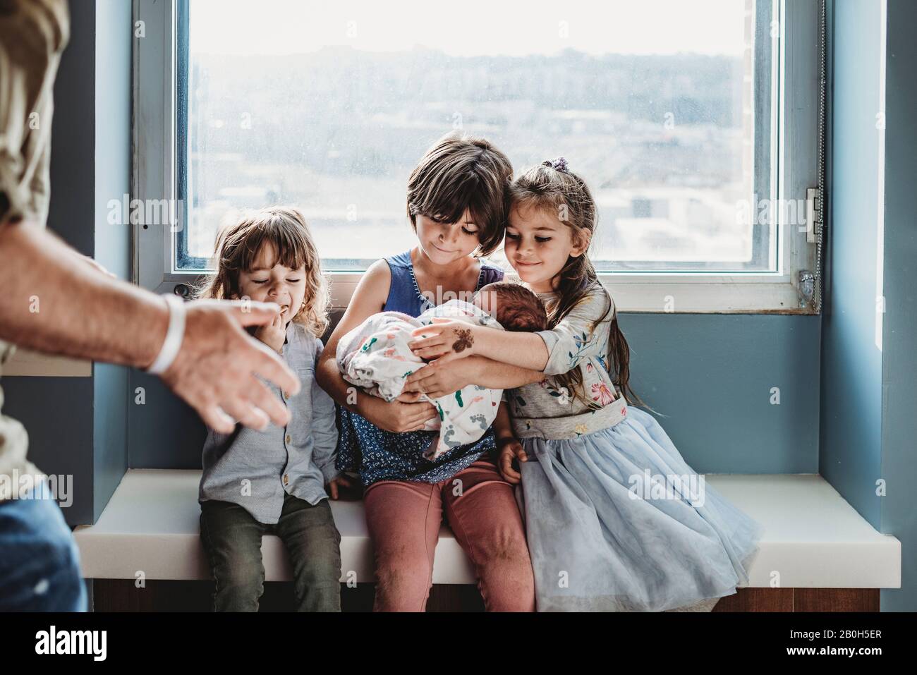 Siblings meeting new baby hi-res stock photography and images Alamy