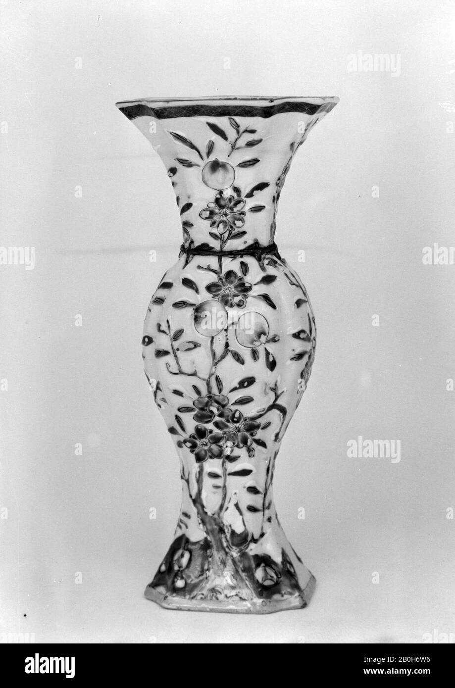 Mid century chinese vase hires stock photography and images Alamy