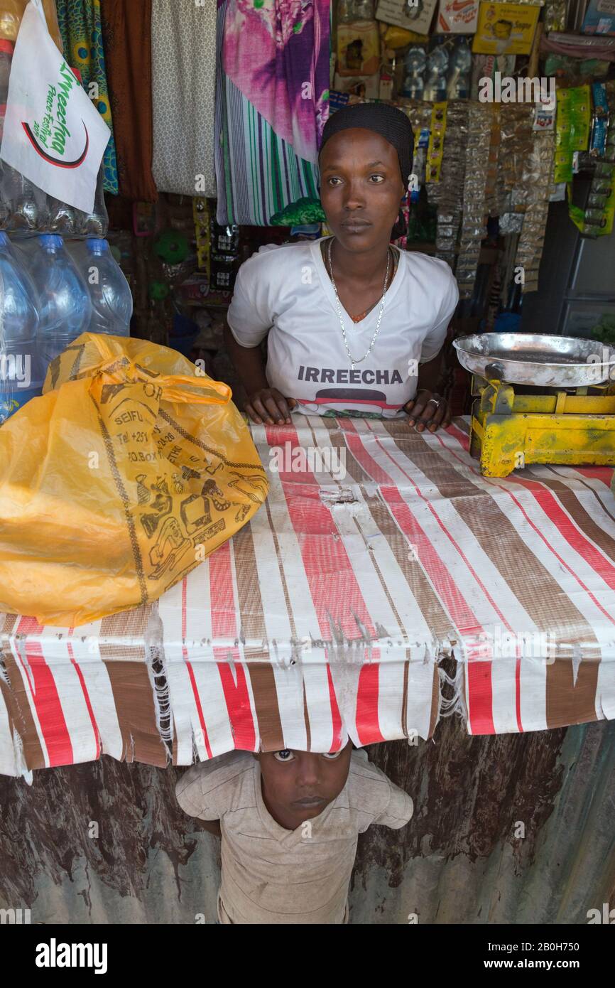 02.11.2019, Bishoftu, Oromiyaa, Ethiopia - A shop owner from the Somali region (IDP) is supported by the Women and Migration-Prone Youth Economic Empo Stock Photo