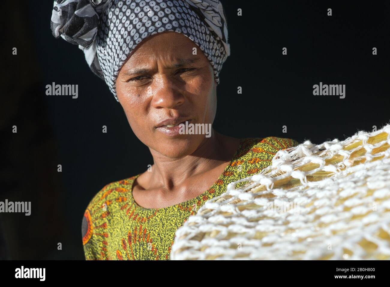 07.11.2019, Adama, Oromiyaa, Ethiopia - Production of the local sourdough bread Indjira. Packed under a foil, the bread is carried to the customer. Wo Stock Photo
