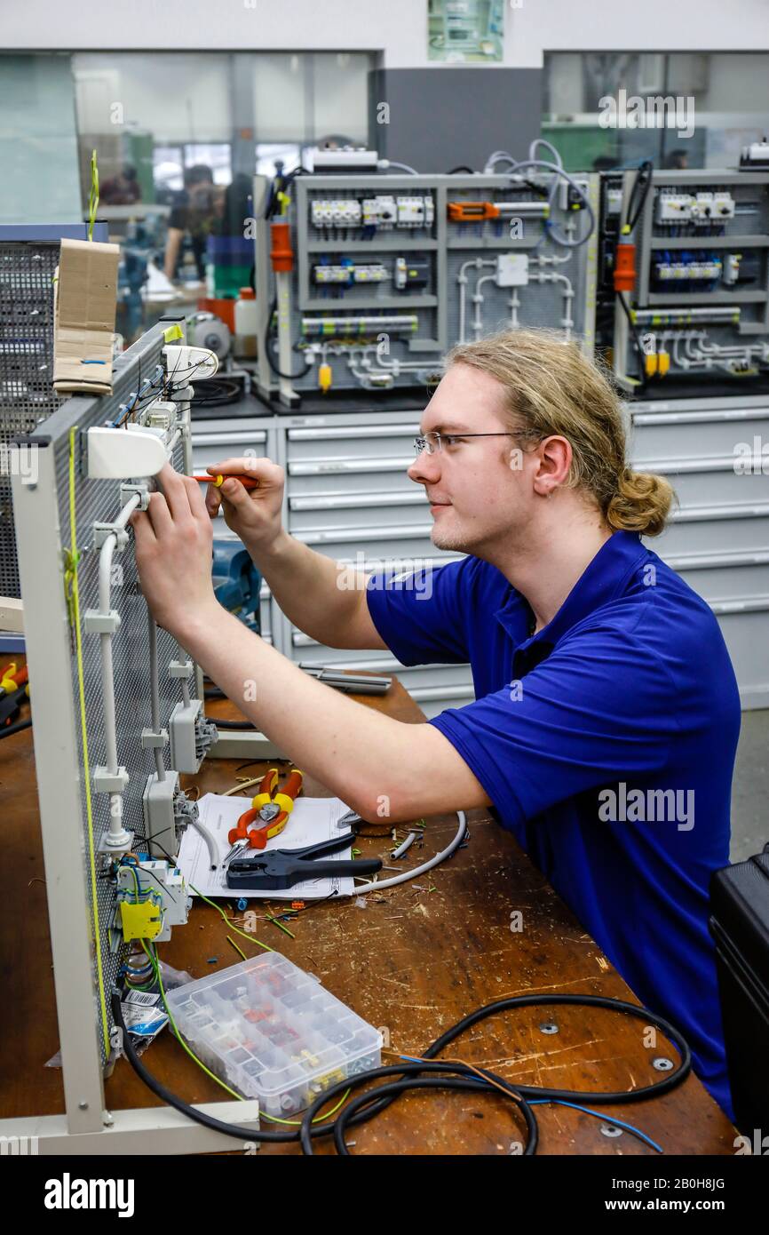 09.01.2020, Remscheid, North Rhine-Westphalia, Germany - Apprentices in electrical professions here at the basic training, vocational training centre Stock Photo