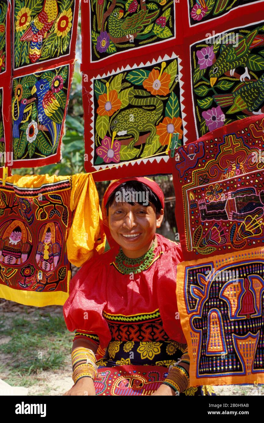 PANAMA, SAN BLAS ISLANDS, ACUATUPU ISLAND, KUNA INDIAN WOMAN WITH MOLAS (APPLIQUED GARMENTS) Stock Photo