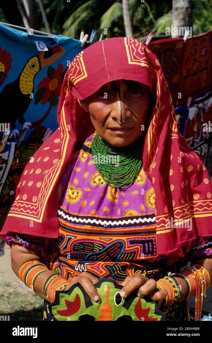 PANAMA, SAN BLAS ISLANDS, ACUATUPU ISLAND, KUNA INDIAN WOMAN WITH MOLAS (APPLIQUED GARMENTS) Stock Photo