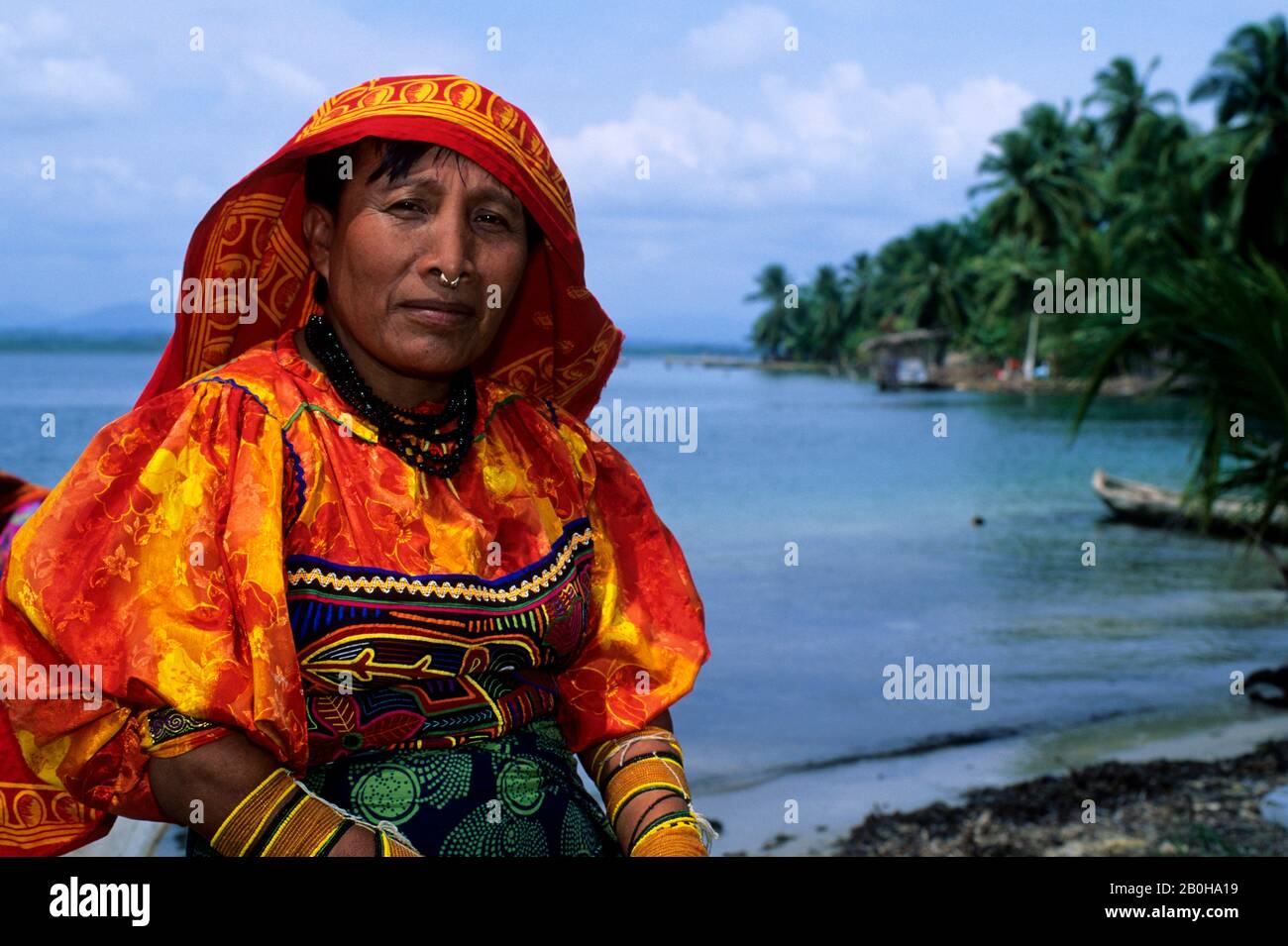 PANAMA, SAN BLAS ISLANDS, ACUATUPU ISLAND, KUNA INDIAN WOMAN ON BEACH Stock Photo
