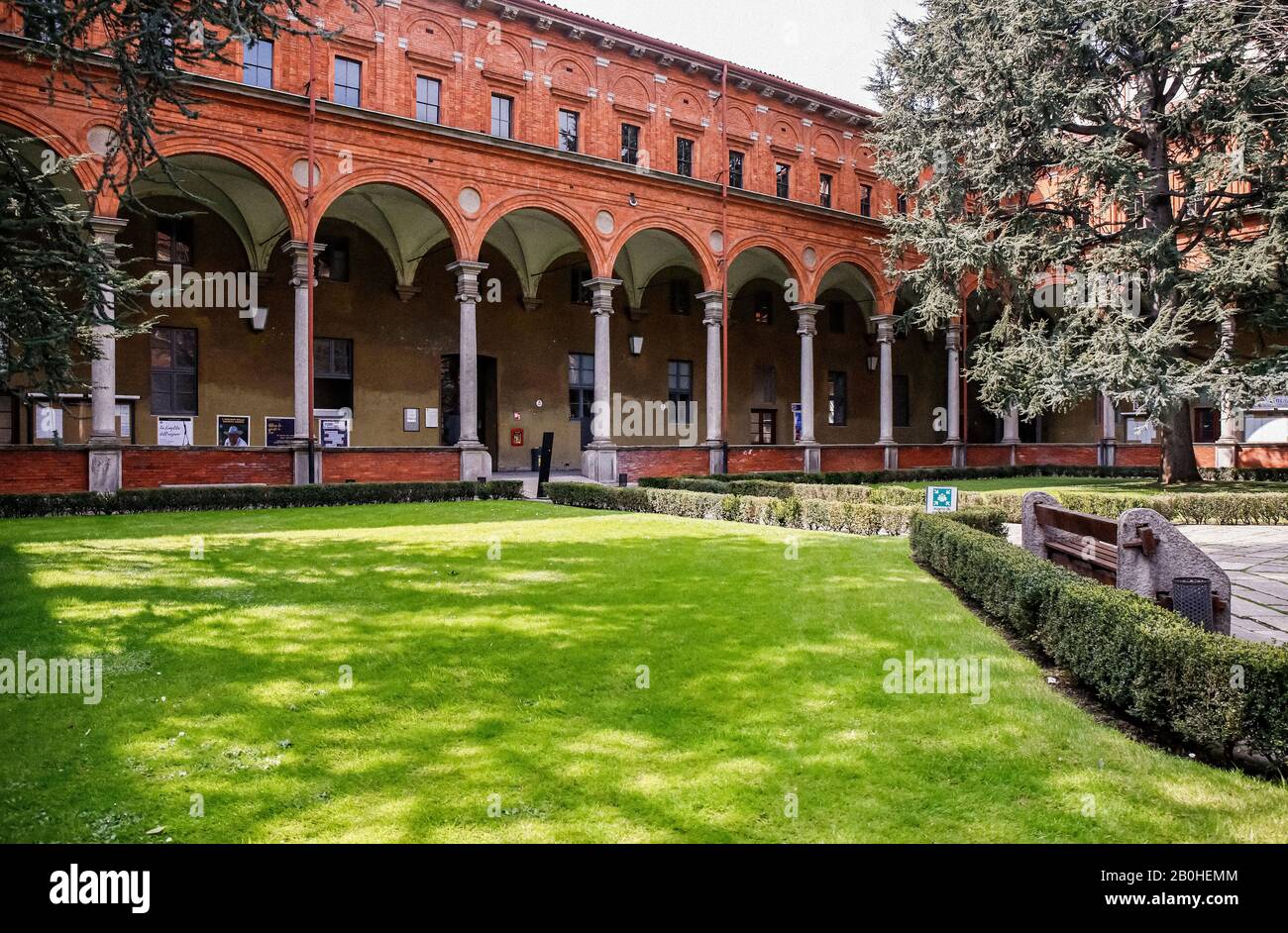 Milano: Università Cattolica: Veduta dei chiostri Stock Photo - Alamy, image size:1300x942
