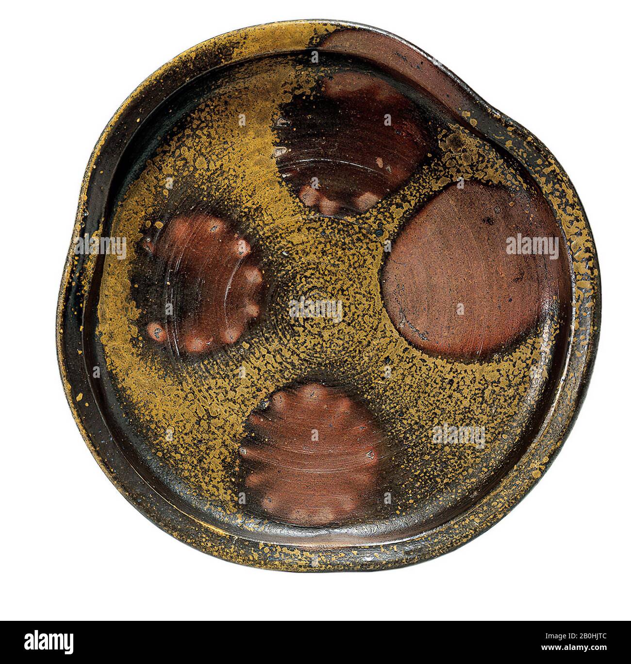 Serving Dish (Hirabachi) with Circular Patterns (Botan-mochi), Japan, Momoyama period (1573–1615), Date early 17th century, Japan, Stoneware with natural ash glaze (Bizen ware), H. 2 1/4 in. (5.7 cm); Diam. 11 13/16 in. (30 cm), Ceramics Stock Photo
