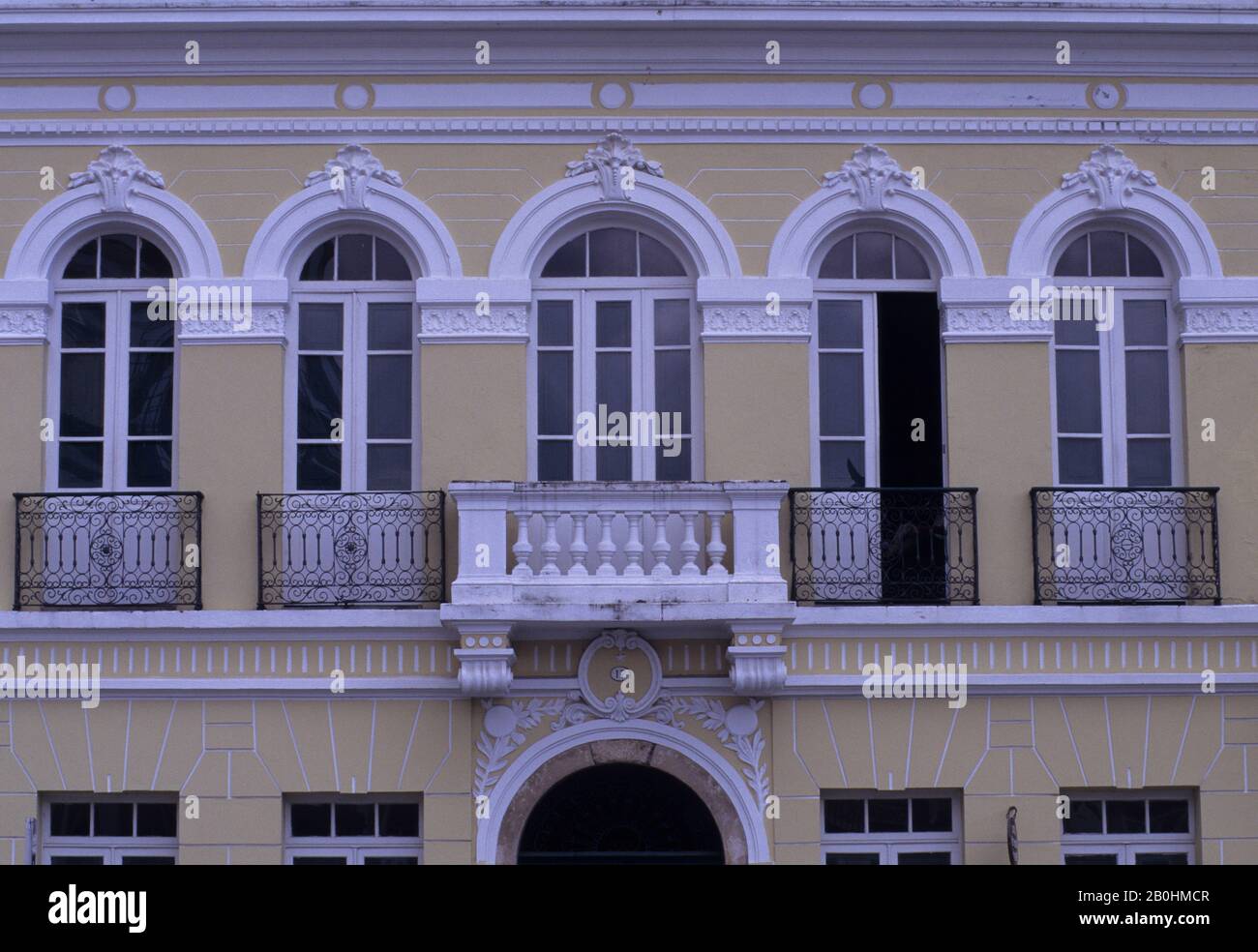 BRAZIL, SALVADOR DE BAHIA, COLONIAL HOUSES, WINDOWS Stock Photo - Alamy