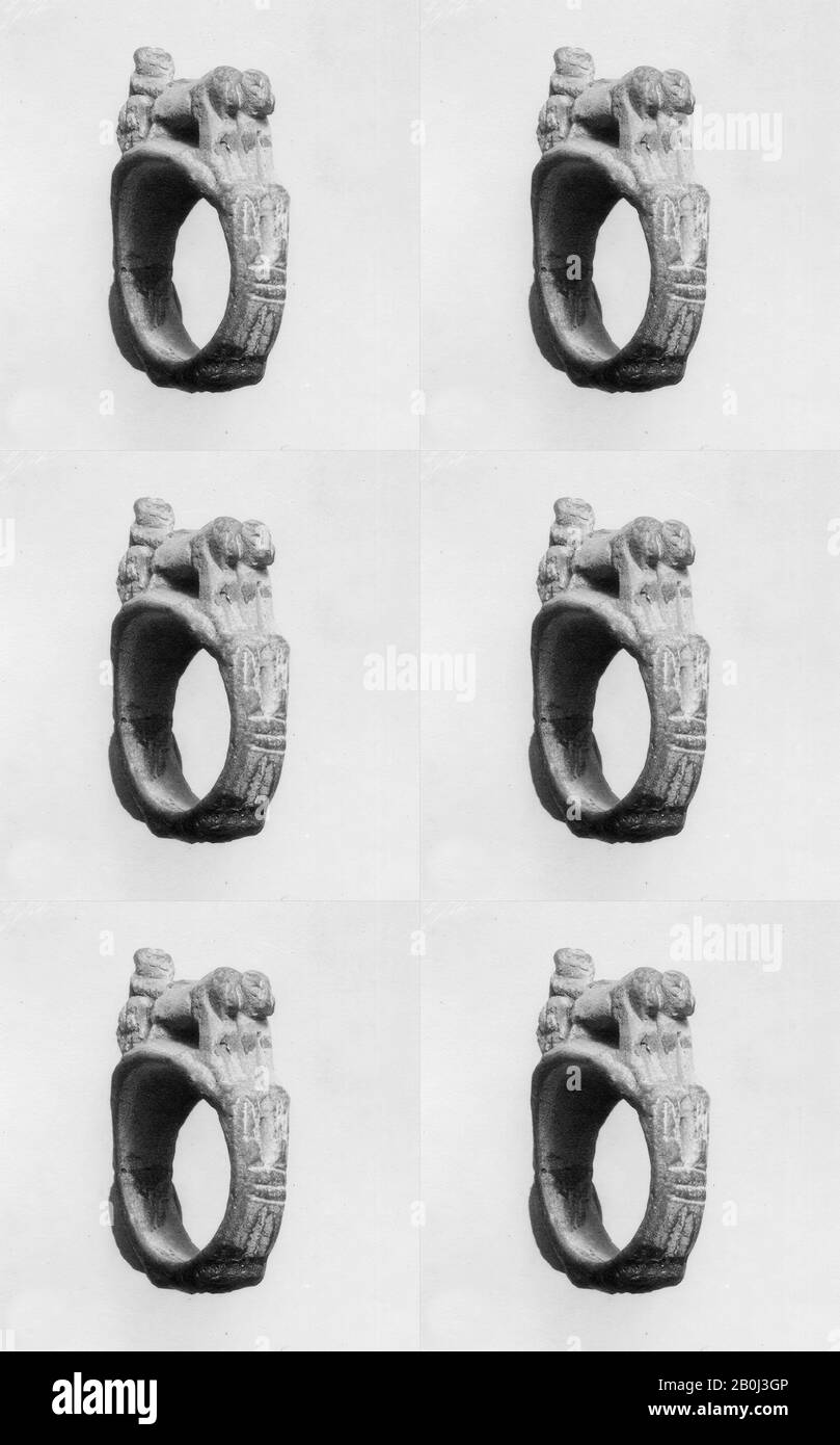 Ring, figure, Third Intermediate Period, Dynasty 21–24, ca. 1070–712 B.C., From Egypt, Faience, discolored, Diam. 3 cm (1 3/16 in.); Bezel: L. 4.5 cm (1 3/4 in Stock Photo