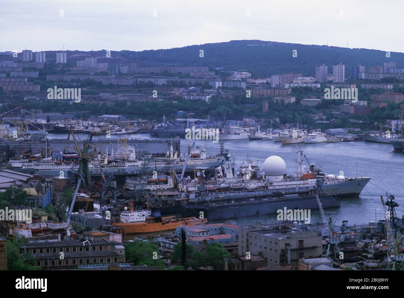 RUSSIA, VLADIVOSTOK, GOLDEN HORN BAY, VIEW OF PORT WITH NAVY SHIPS Stock Photo