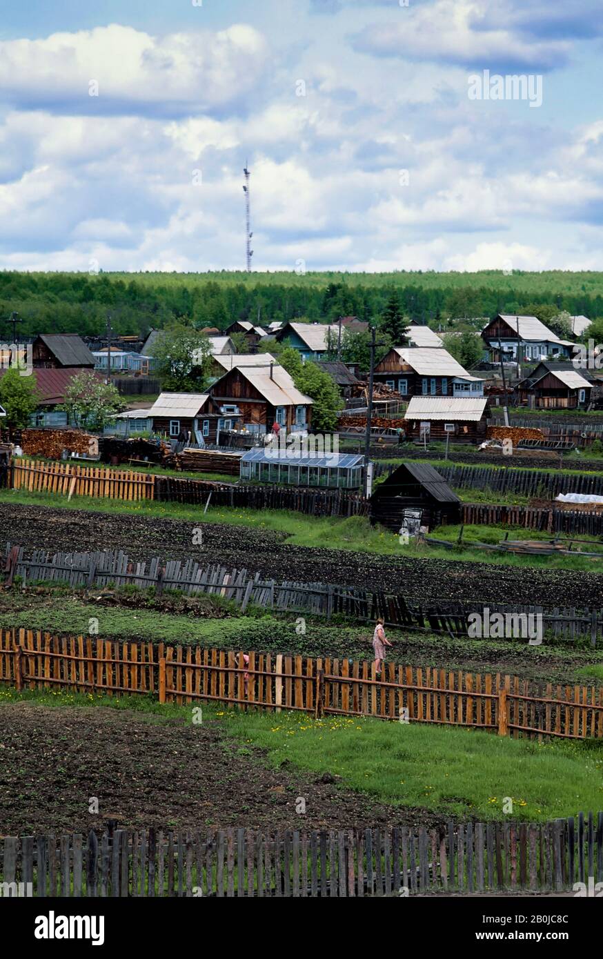 Siberian village russia houses hi-res stock photography and images - Alamy