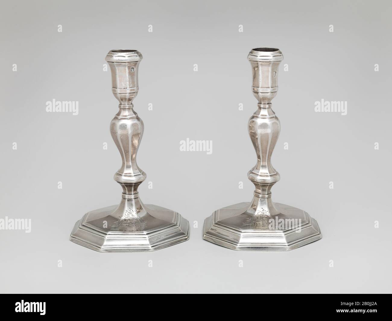 Thomas Merry I, Pair of candlesticks, British, London, Thomas Merry I (active 1701–ca. 1724), 1706/7, British, London, Silver, Overall (.97 confirmed): 6 13/16 x 4 3/8 in., 12 oz. 5 dwt. (17.3 x 11.1 cm, 0.3815kg), Overall (.98 confirmed): 6 13/16 x 4 3/8 in., 12 oz. 10 dwt. (17.3 x 11.1 cm, 0.3895kg), Metalwork-Silver Stock Photo