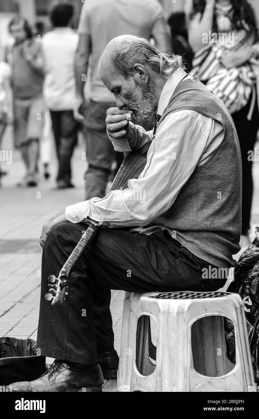 Turkish street performer smoke break Stock Photo