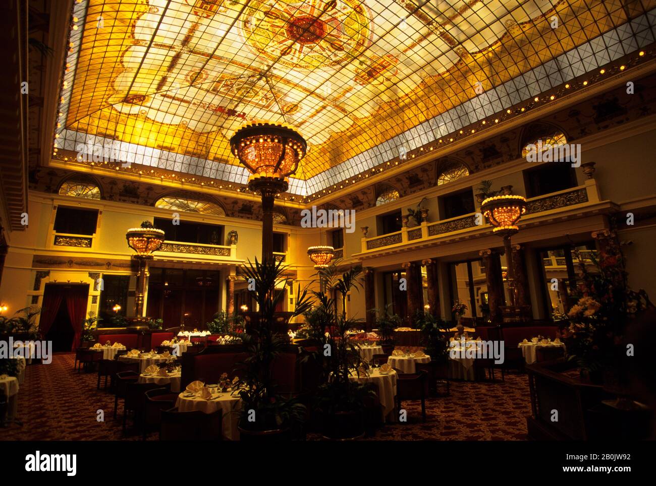 RUSSIA, MOSCOW, REVOLUTION SQUARE, METROPOL HOTEL, DINING ROOM, TIFFANY GLASS ROOF Stock Photo