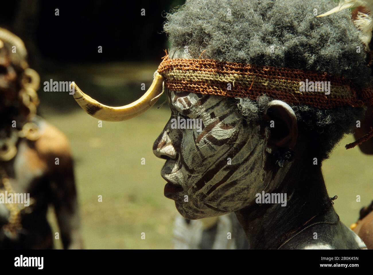 PAPUA NEW GUINEA, SEPIK RIVER, NEAR ANGORAM, SMALL VILLAGE, WOMAN WITH ...