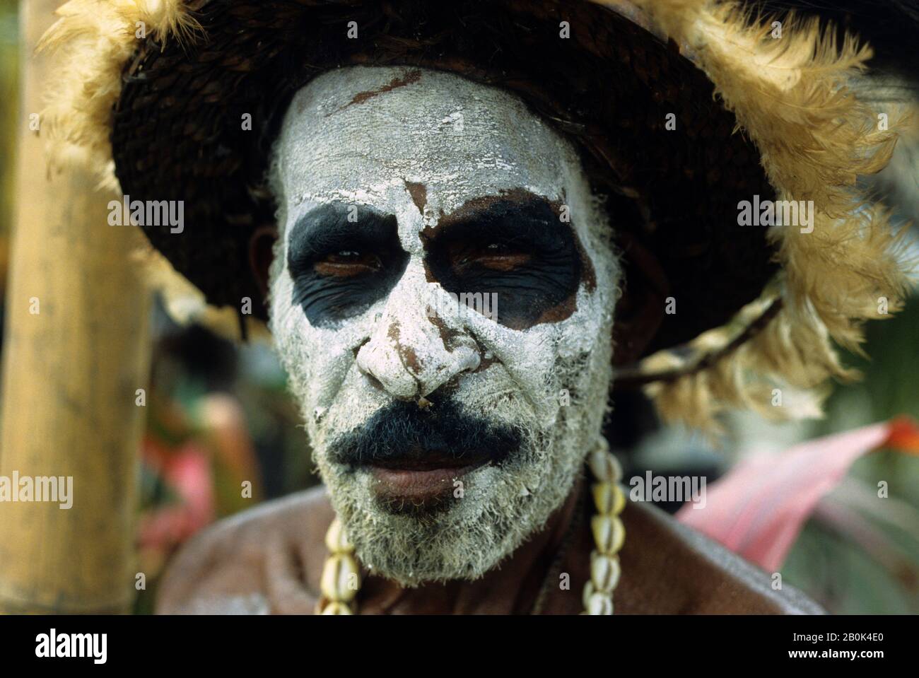 PAPUA NEW GUINEA, SEPIK RIVER, PORTRAIT OF TRADITIONAL SING-SING DANCER Stock Photo