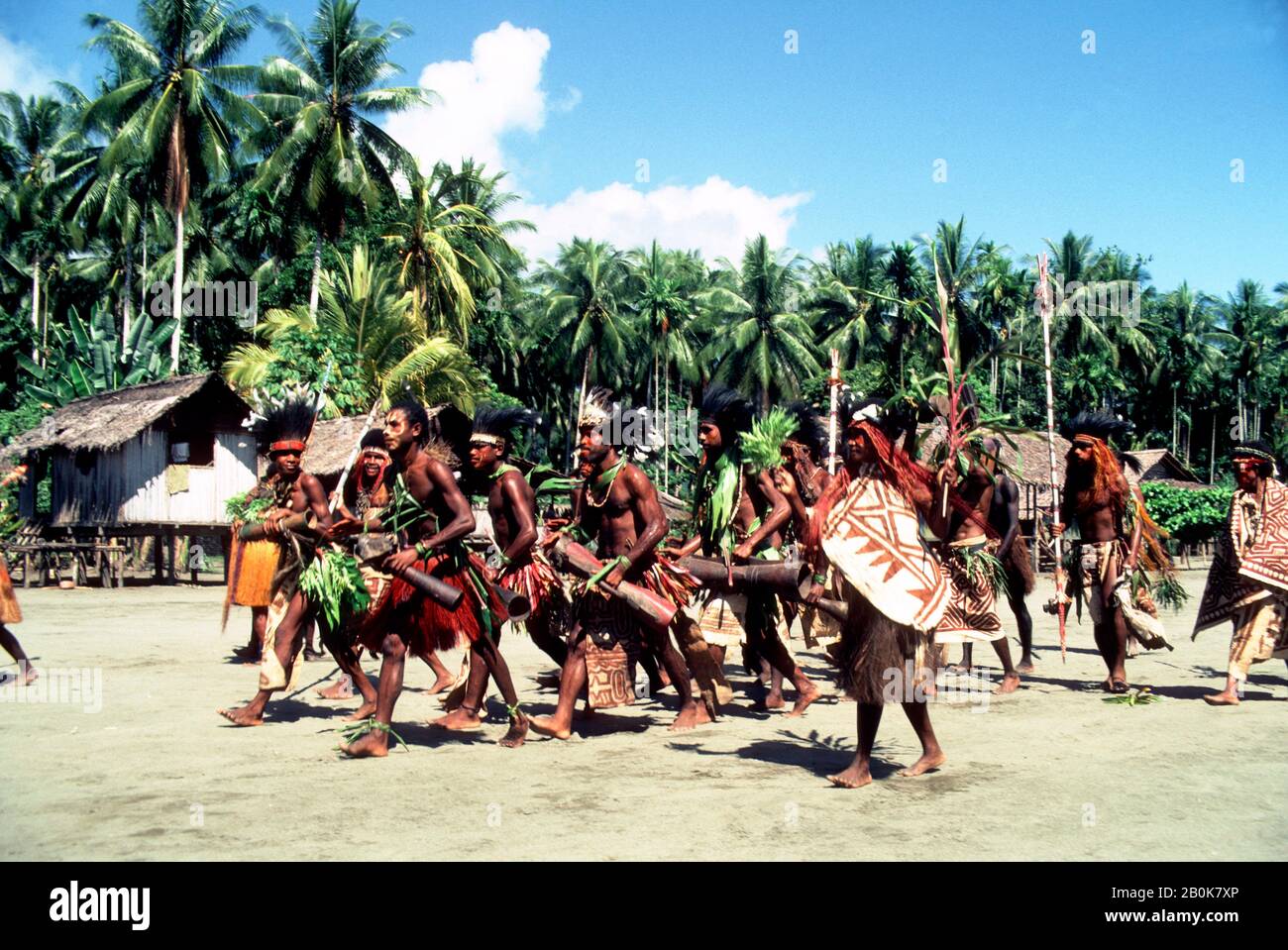 PAPUA NEW GUINEA, MOROBE, EWARE VILLAGE, TRADITIONAL SING-SING DANCES Stock Photo