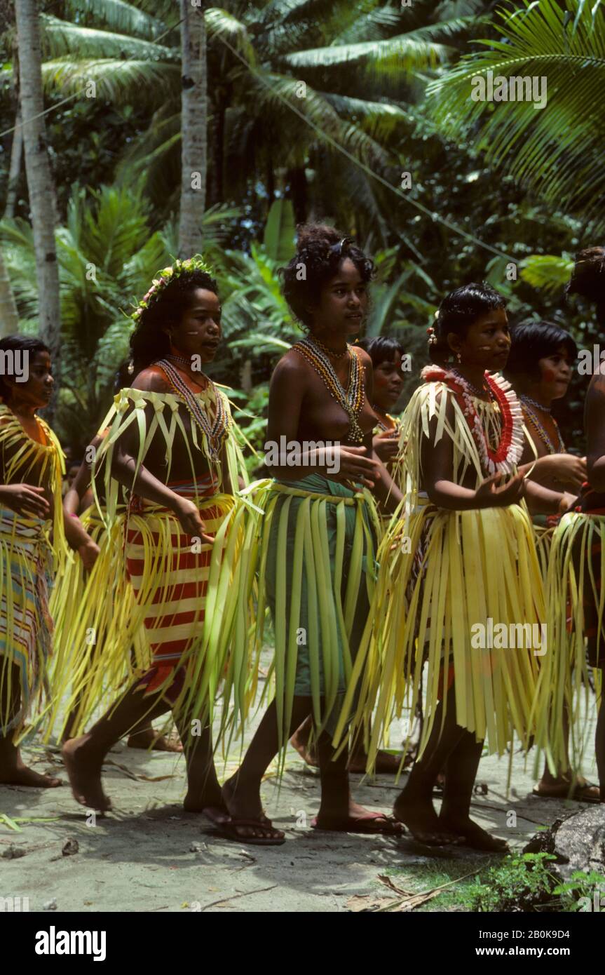 MICRONESIA, CAROLINE ISLS. PULAP ISLAND, NATIVE DANCERS Stock Photo - Alamy