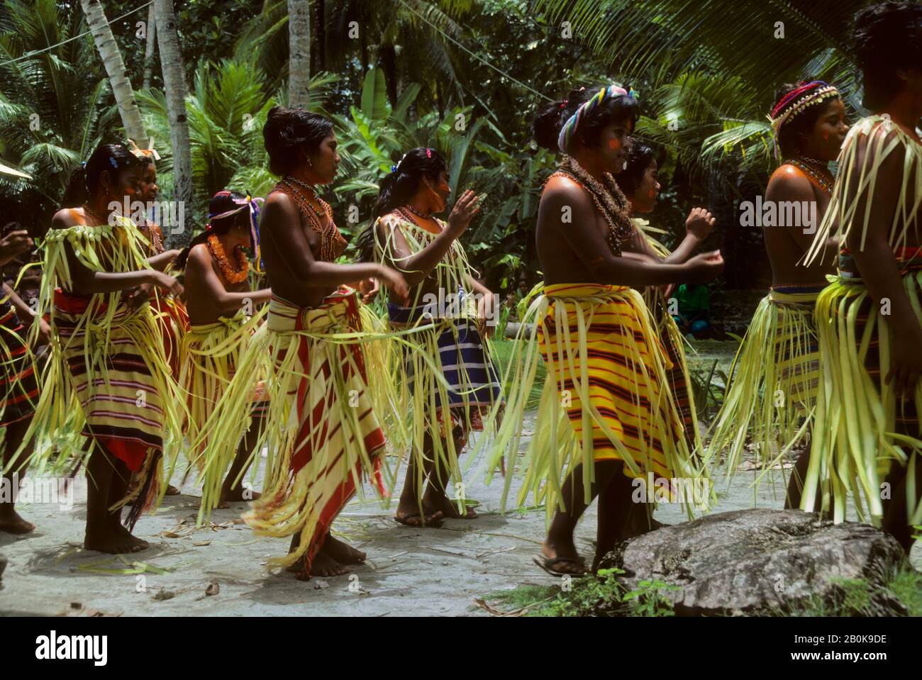 MICRONESIA, CAROLINE ISLS. PULAP ISLAND, NATIVE TEEN DANCERS PERFORMING TRADITIONAL DANCE Stock Photo