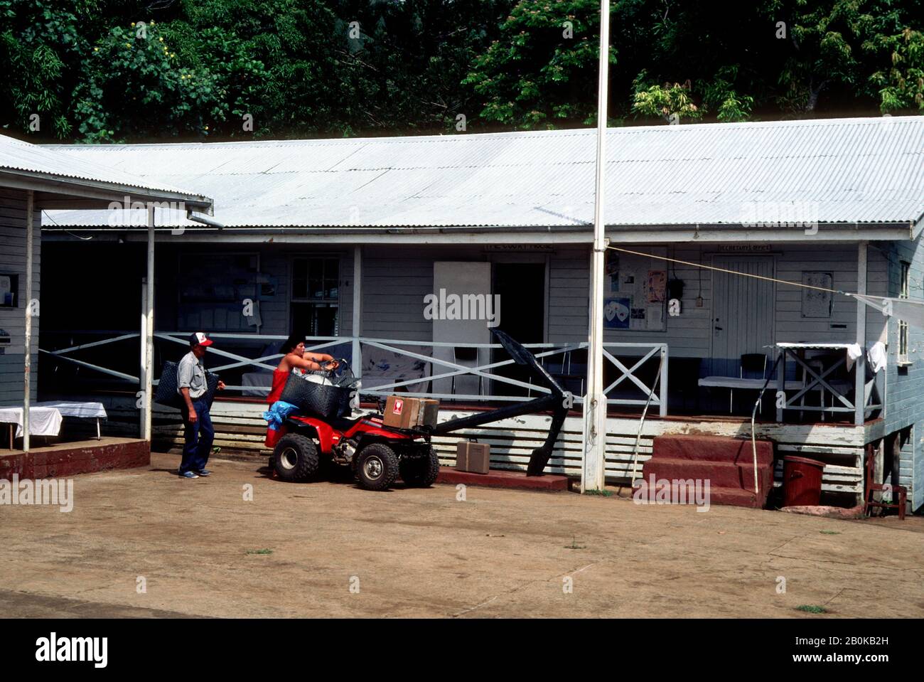 PITCAIRN ISLAND,VILLAGE, COURT HOUSE WITH BOUNTY ANCHOR Stock Photo Alamy