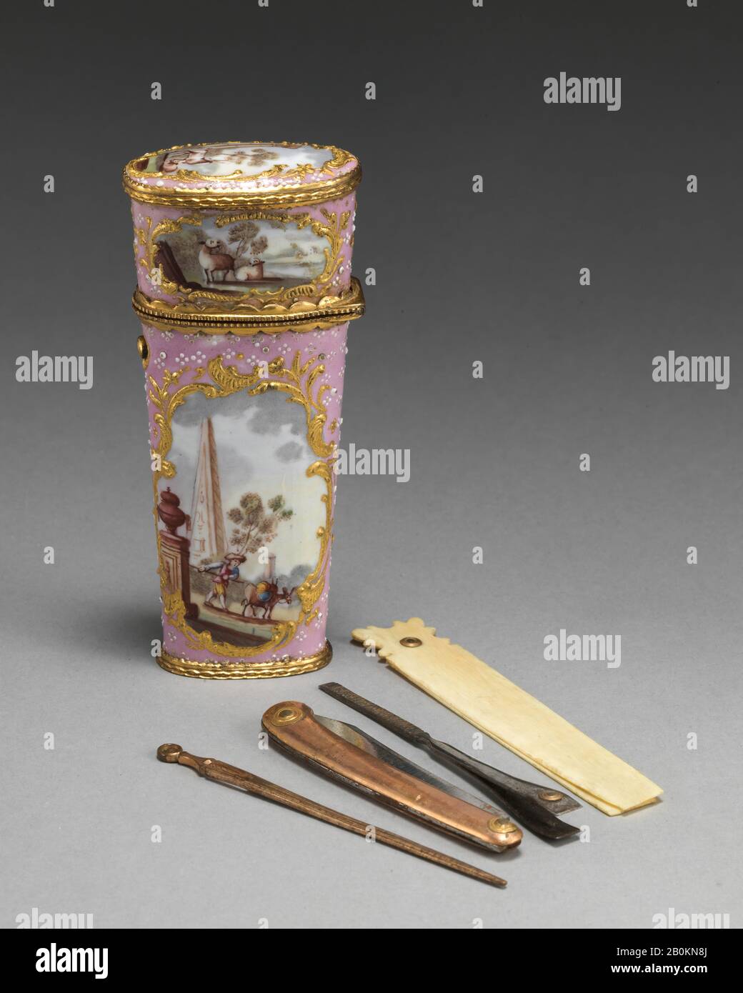 Writing and vanity case, British, Staffordshire, ca. 1760–1800, British, Staffordshire, Enameled copper, 3 3/4 x 1 5/8 in. (9.5 x 4.1 cm), Enamels-Painted Stock Photo