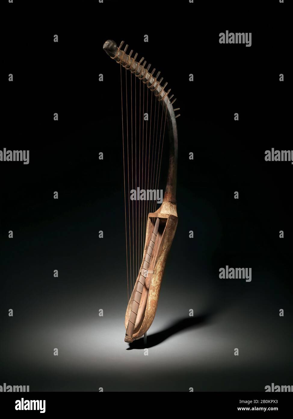 Arched Harp (shoulder harp), New Kingdom, Dynasty 18, late, ca. 1390–1295 B.C., From Egypt, Wood, L. (diagonally) 82 cm (32 5/16 in.); soundbox: L. 36 cm (14 3/16 in Stock Photo