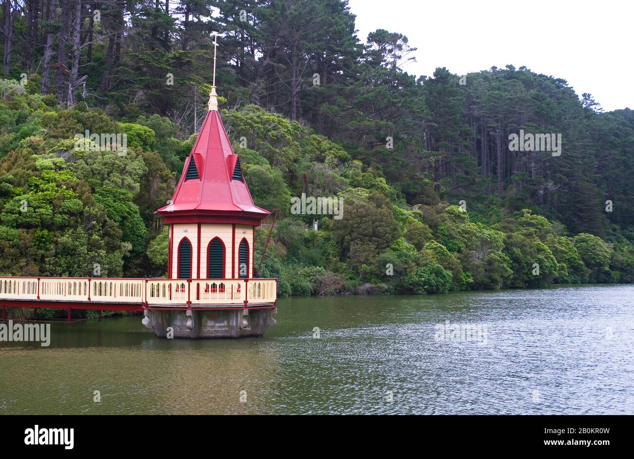 NEW ZEALAND, NORTH ISLAND, NEAR WELLINGTON, KARORI WILDLIFE SANCTUARY, LAKE WITH VALVE TOWER
