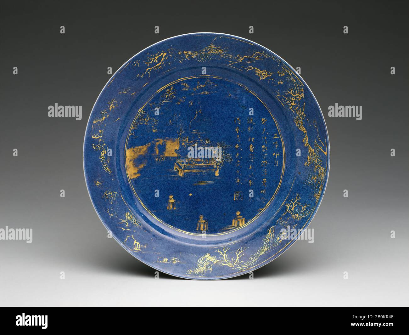 Plate with landscape of the West Lake, China, Qing dynasty (1644–1911), Kangxi period (1662–1722), Date early 18th century, China, Porcelain with powder blue glaze and gold decoration (Jingdezhen ware), H. 1 1/2 in. (3.8 cm); Diam. 10 1/2 in. (26.7 cm); Diam. of foot 6 in. (15.2 cm), Ceramics Stock Photo