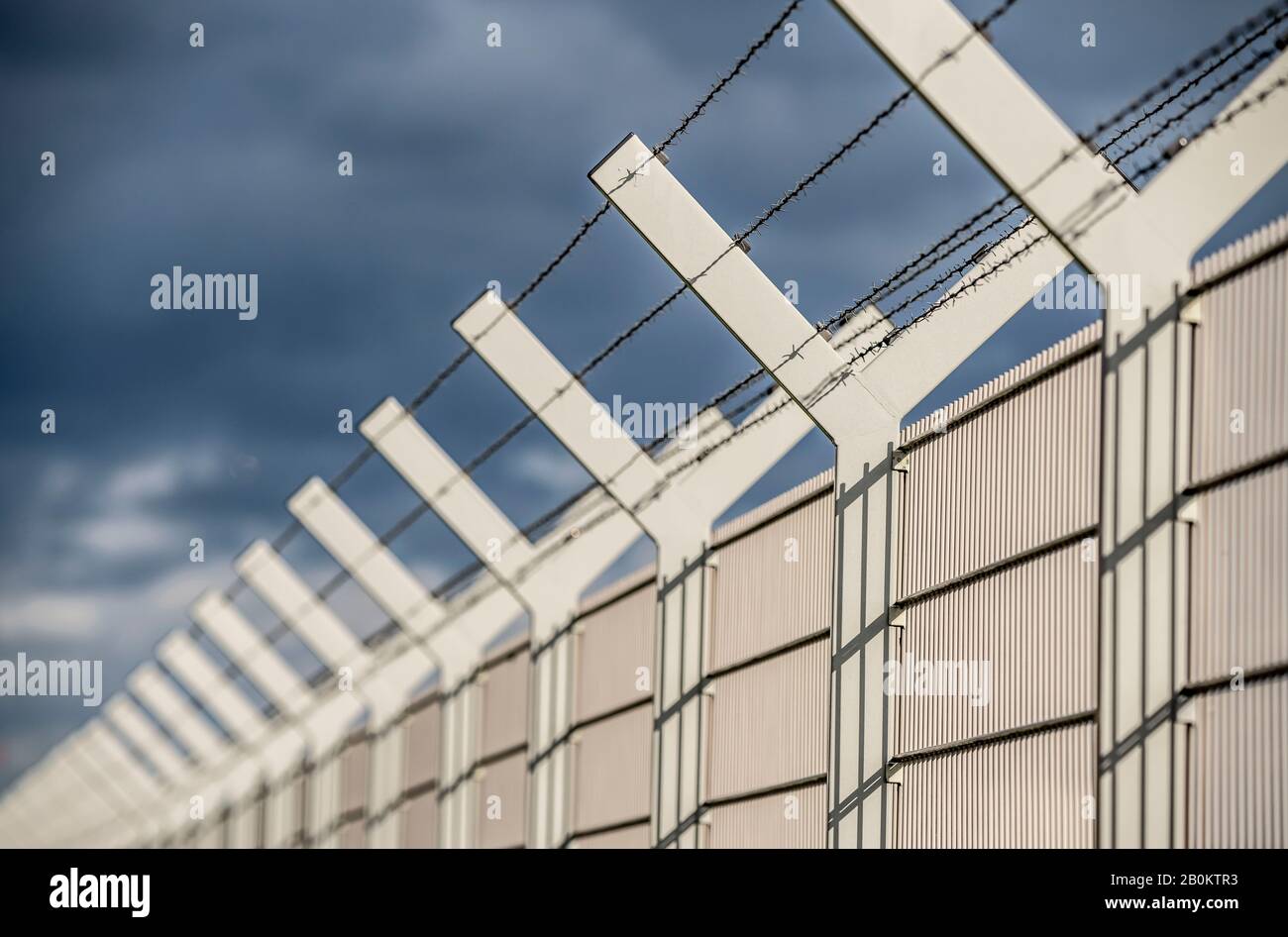 Zaun, Sicherheitszaun, mit Stacheldraht Y-Krone, Flughafen Düsseldorf, Stock Photo