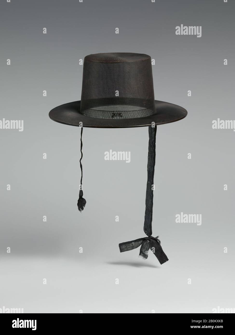 Man's hat (gat), Korea, 19th century, Korea, Horsehair and cow tail hair, H. 4 1/4 in. (10.8 cm); Diam. 10 1/2 in. (26.7 cm), Costumes-Accessories Stock Photo
