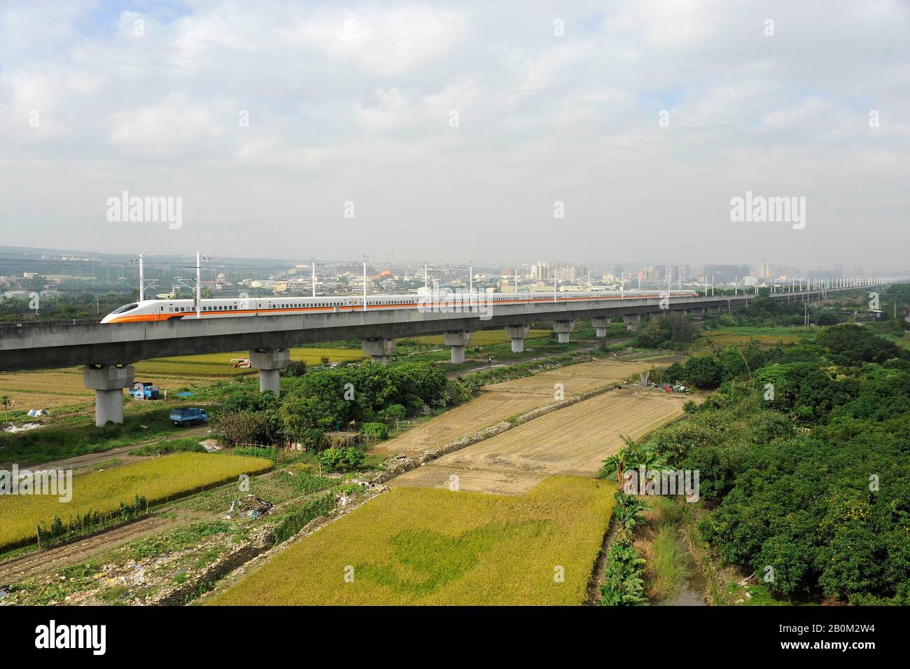 High Speed HSR bullet train leaves Taichung station, Taiwan Stock Photo